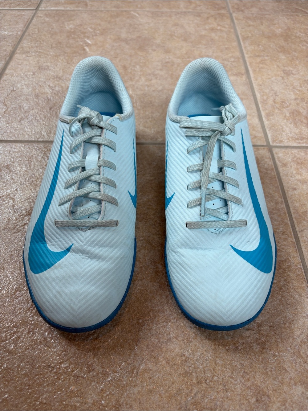 Nike Mercurial Vapor 16 Club indoor soccer sneakers
